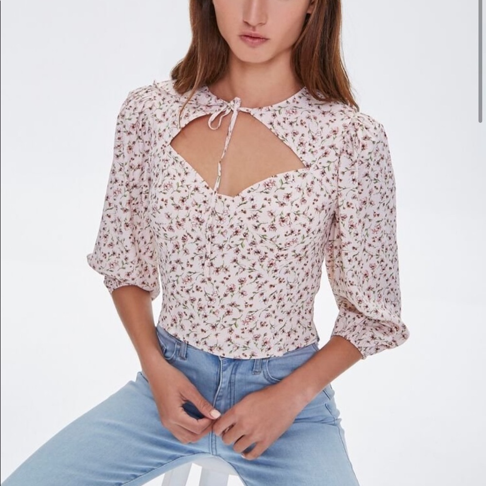 NWOT floral cutout peasant sleeve top size small